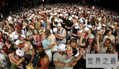 ​世界上接吻最快的人，30秒内吻42人
