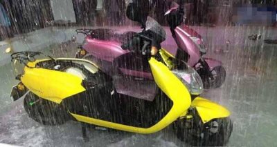 ​电动车能淋雨吗？电动车停在雨里没事吧