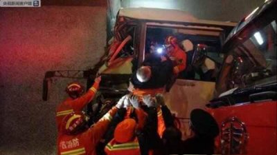 ​大巴车高速失控，隧道碰壁致4死11伤，家属泪流成河