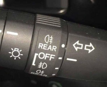 ​车上rear按键是什么意思？车上的rear是什么功能键