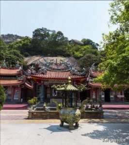 ​龙海云盖寺风景可媲美云洞岩，佛像排满路边，集礼佛和游玩于一身