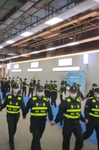 ​好壮观！高圆圆参加活动被几十个保安簇拥，结果却只来了几个粉丝