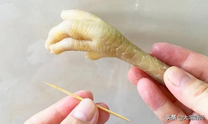 给鸡爪去骨头（鸡爪子怎么样脱骨）