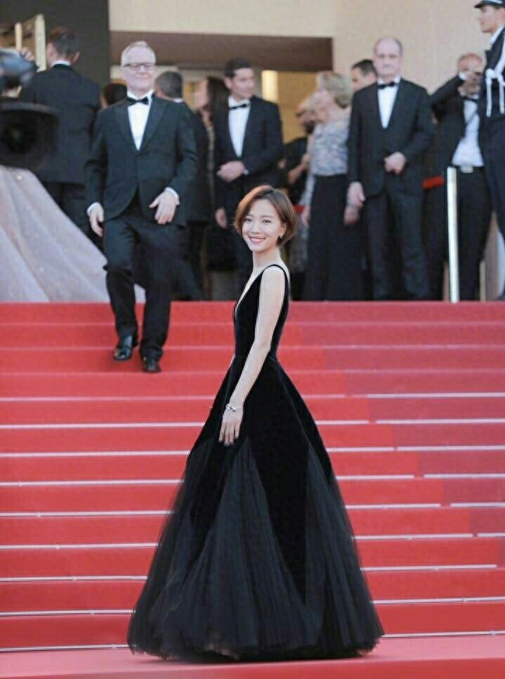 戛纳电影节闹乌龙，范冰冰代表作被说错，众星亮相，谁最美？
