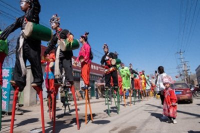 ​新春佳节，鲁沙尔高跷带你体验传统的魅力
