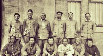 ​党的六届中央政治局中，代表正确路线的常委有哪些？