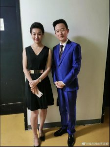 ​42岁央视主持李梓萌近照，台上台下差别大，摘下头套年轻十岁