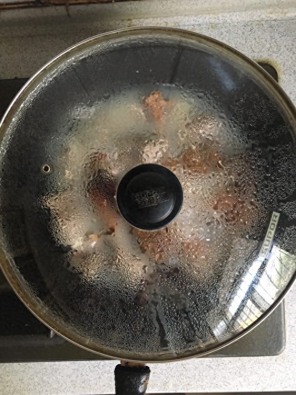 汤鲜味美，来一碗可口的鸭架汤