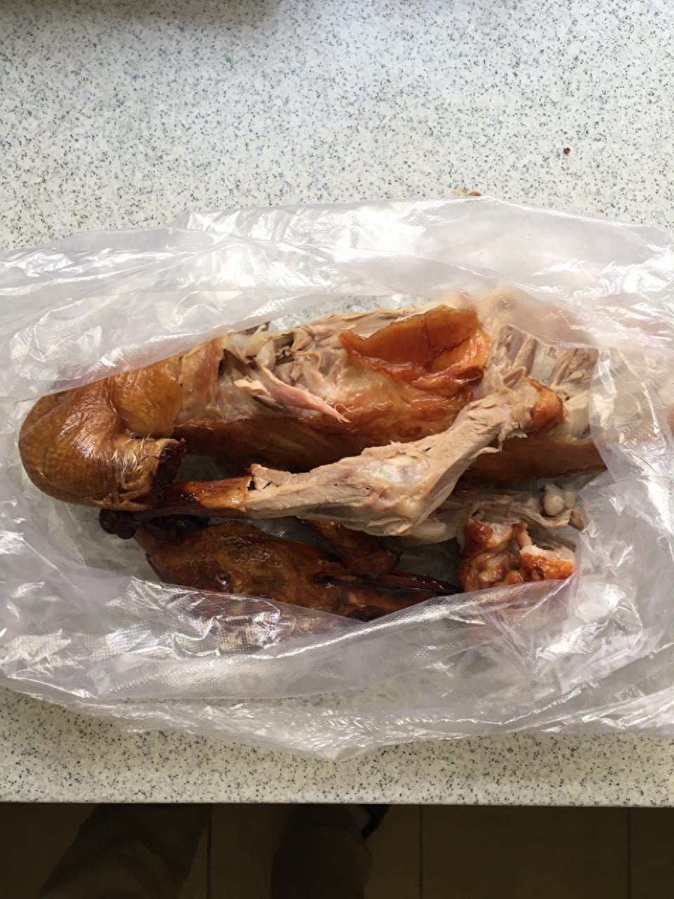 汤鲜味美，来一碗可口的鸭架汤