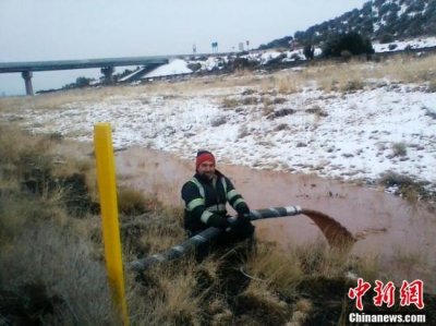 ​美国一卡车侧翻 18吨液体巧克力流成河