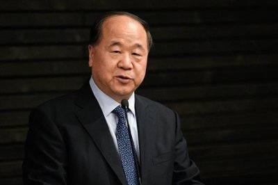 ​莫言在日本演讲，为啥被叫“岳不群”？都是文化人，非要耍大宝剑