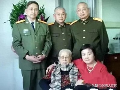 ​08年，傅涯过90岁生日时和4个孩子拍了照片，还留下遗嘱令人泪目