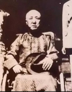 ​载沣王爷晚年留影，溥仪的亲爹，拒绝伪职，折价把王府售给国家