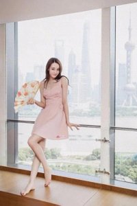 ​迪丽热巴脚丫精致迷人，美足抢镜！