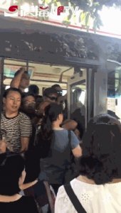 ​重庆北站到重庆西站这条公交线路，早高峰拥挤程度堪比春运坐火车