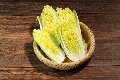 ​娃娃菜怎么做好吃？只需2种技巧和再下4种调料，做出锅比肉还鲜