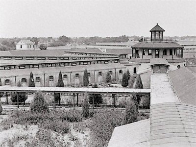 ​在北京新康路楼区 仍可见一四角老建筑 战犯特赦后功德林变成了什么