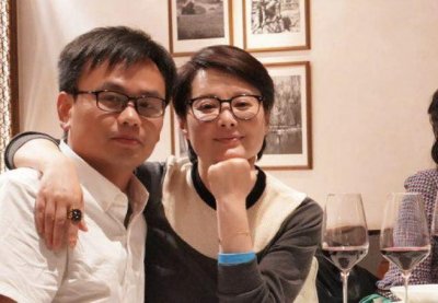 ​袁立宣布结婚，老公是诗人，婚后幸福有加，这才是真爱该有的样子