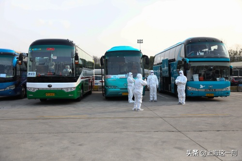 直击上海机场入境人员集散点：各路大巴接送，护送员陪到小区