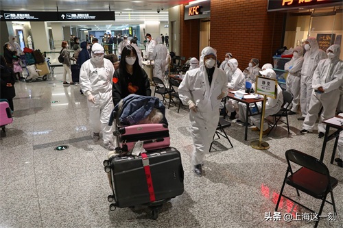 直击上海机场入境人员集散点：各路大巴接送，护送员陪到小区
