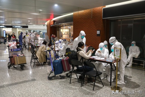 直击上海机场入境人员集散点：各路大巴接送，护送员陪到小区