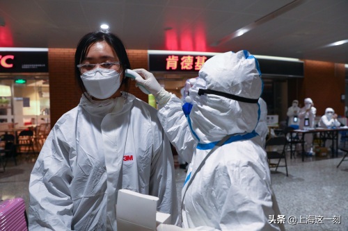直击上海机场入境人员集散点：各路大巴接送，护送员陪到小区