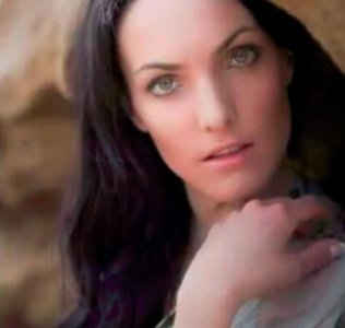 ​女狱警情人节给囚犯送情书被解雇，网友发现其长相漂亮还是模特