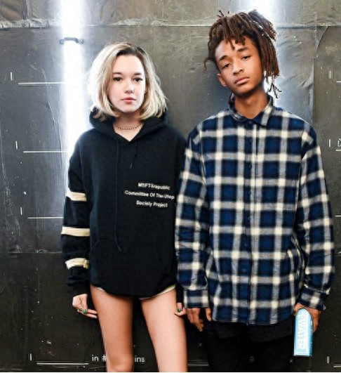 贾登·史密斯这对95后恩爱秀的已是天下尽知，小女友很美