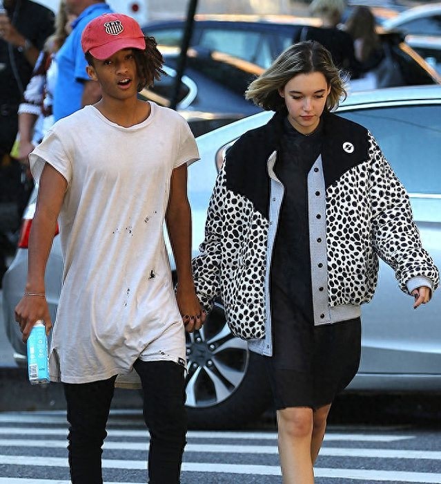 贾登·史密斯这对95后恩爱秀的已是天下尽知，小女友很美