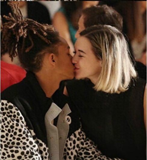 贾登·史密斯这对95后恩爱秀的已是天下尽知，小女友很美