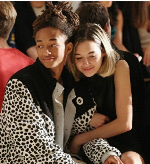 贾登·史密斯这对95后恩爱秀的已是天下尽知，小女友很美