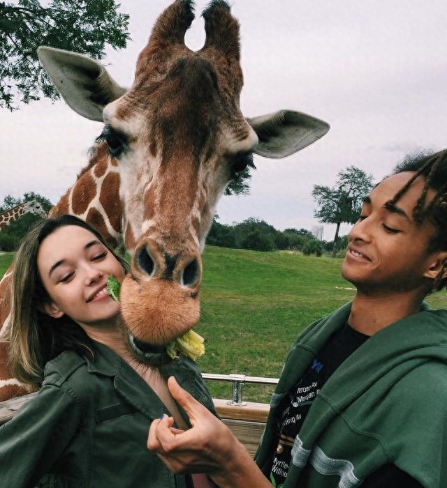 贾登·史密斯这对95后恩爱秀的已是天下尽知，小女友很美