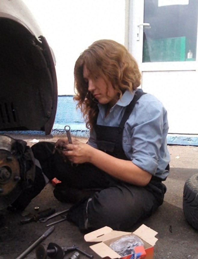 谁说脏累的修车活只有男的干，这位女汽修工不仅颜值高技术还很好