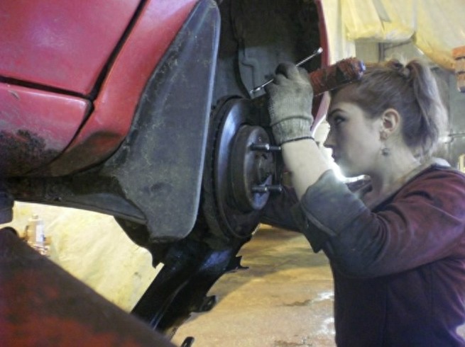 谁说脏累的修车活只有男的干，这位女汽修工不仅颜值高技术还很好