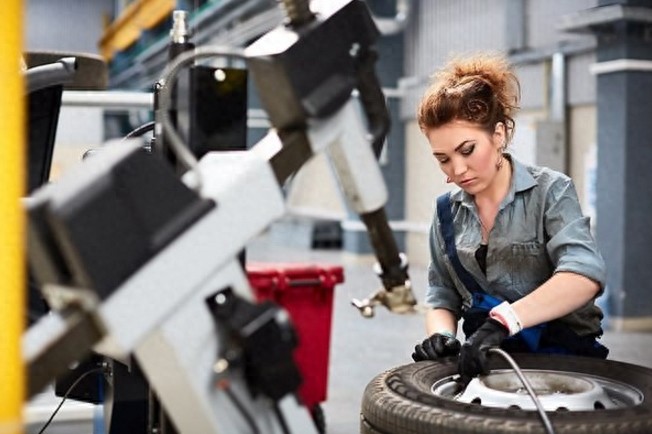 谁说脏累的修车活只有男的干，这位女汽修工不仅颜值高技术还很好