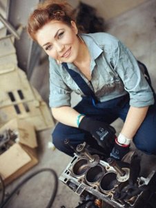 ​谁说脏累的修车活只有男的干，这位女汽修工不仅颜值高技术还很好