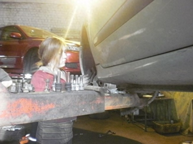 谁说脏累的修车活只有男的干，这位女汽修工不仅颜值高技术还很好