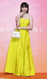 ​木村光希一身明媚黄裙亮相红毯 五官精致红唇吸睛