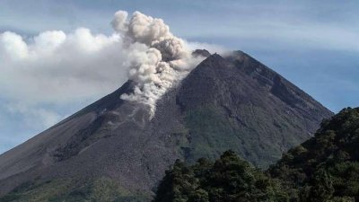​印尼莫拉比火山喷发 喷出浓烟高度达1500米