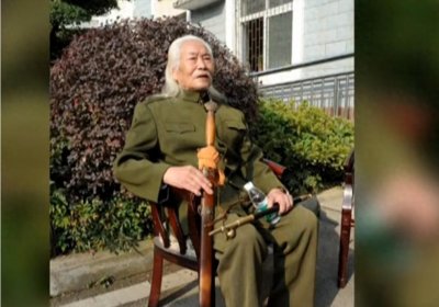 ​他94岁手持一宝剑，背35万现金流浪街头，调查后竟揭开25年前秘密