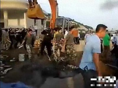 ​青岛城管强拆“军区大院”双方爆发冲突 解放军寡不敌众败给城管。