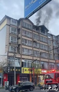 ​河南开封一住宅顶楼着火，1楼有人昏迷，当地回应