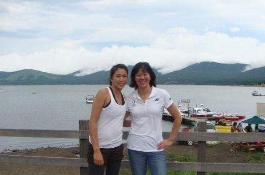 郎平女儿斯坦福大学毕业,身高1米9,美国排球顶尖运动员