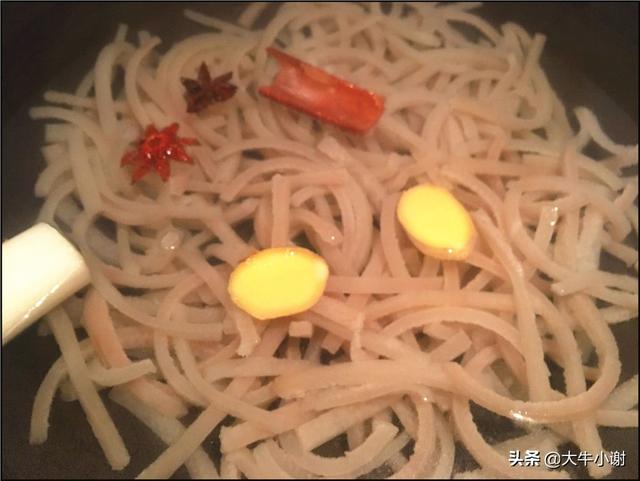 猪皮冻正宗的熬制方法(告诉你自制猪皮冻不成型)(1)