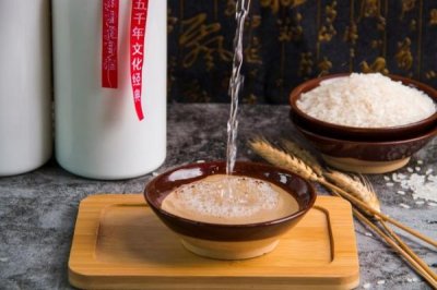 ​五粮液华彩人生荣华富贵20年礼盒 五粮液华彩人生荣华富贵52度礼盒装多少钱