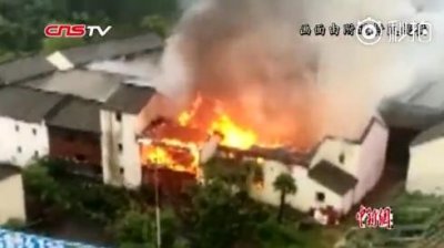 ​横店影视城失火，村民以为是在拍戏，烧大了才反应过来