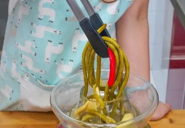 豆角怎么腌制好吃又脆不坏,腌酸豆角怎么腌制好吃又脆图2