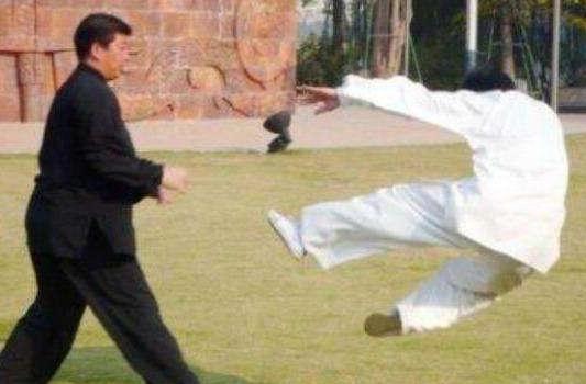 凌空劲是真是假?太极雷雷为其正名:真的,没练过太极的感受不到