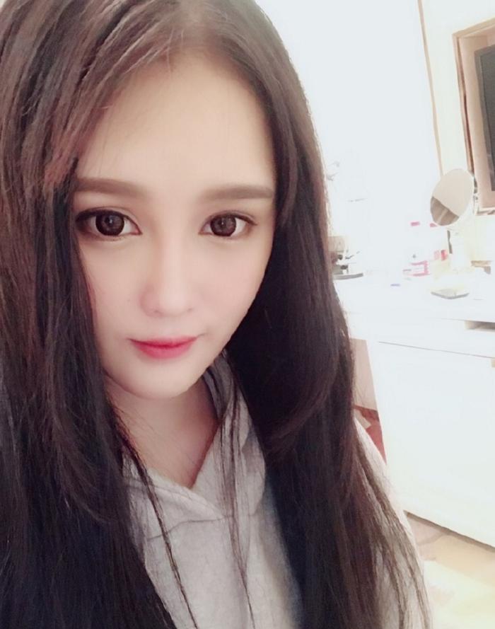 天佑遭全网封杀，而赵本山女儿却是全面开花，网友：后台决定高度