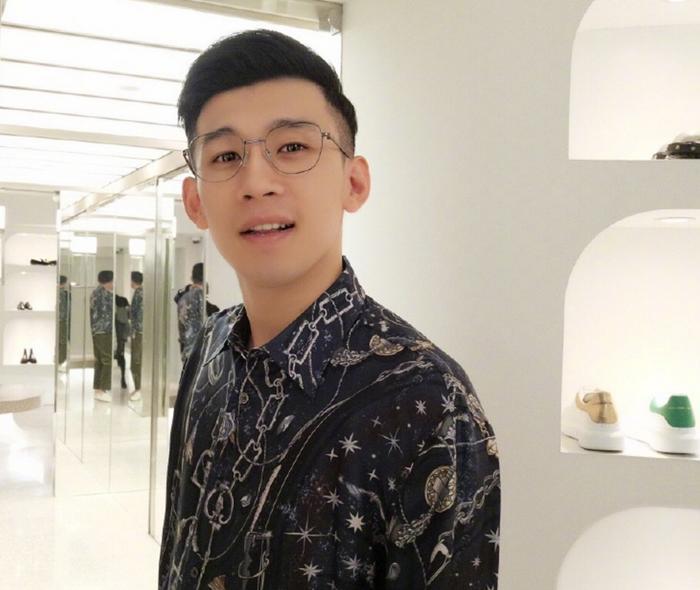 天佑遭全网封杀，而赵本山女儿却是全面开花，网友：后台决定高度